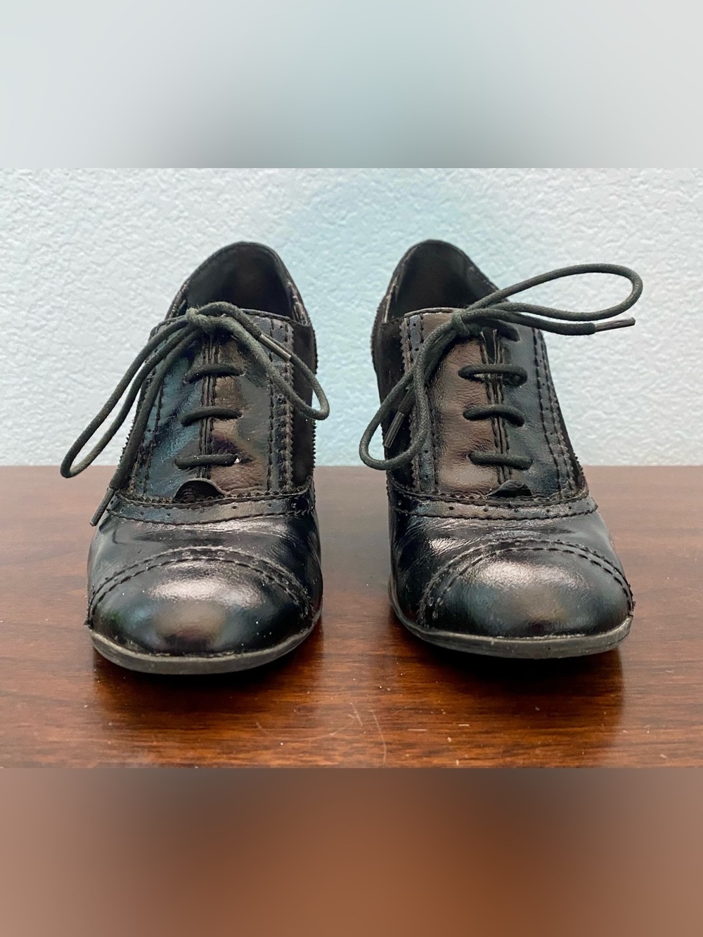 Women's Black Lace-Up Oxford Heels